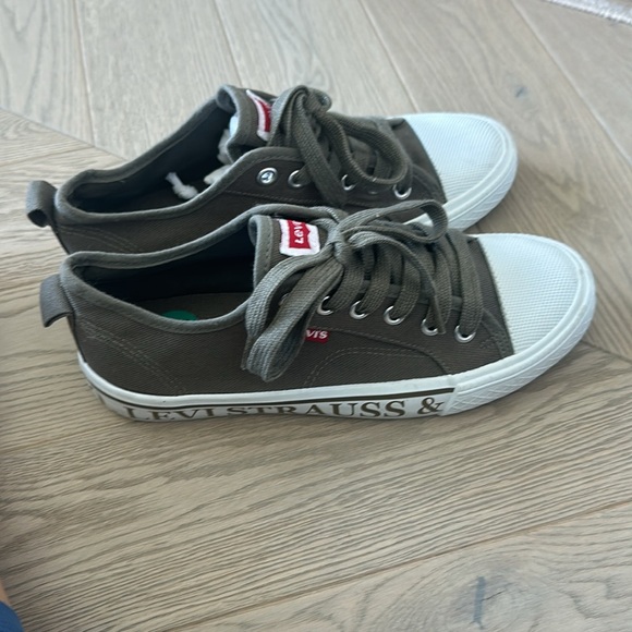 A pair of Levi’s shoes - Picture 3 of 4